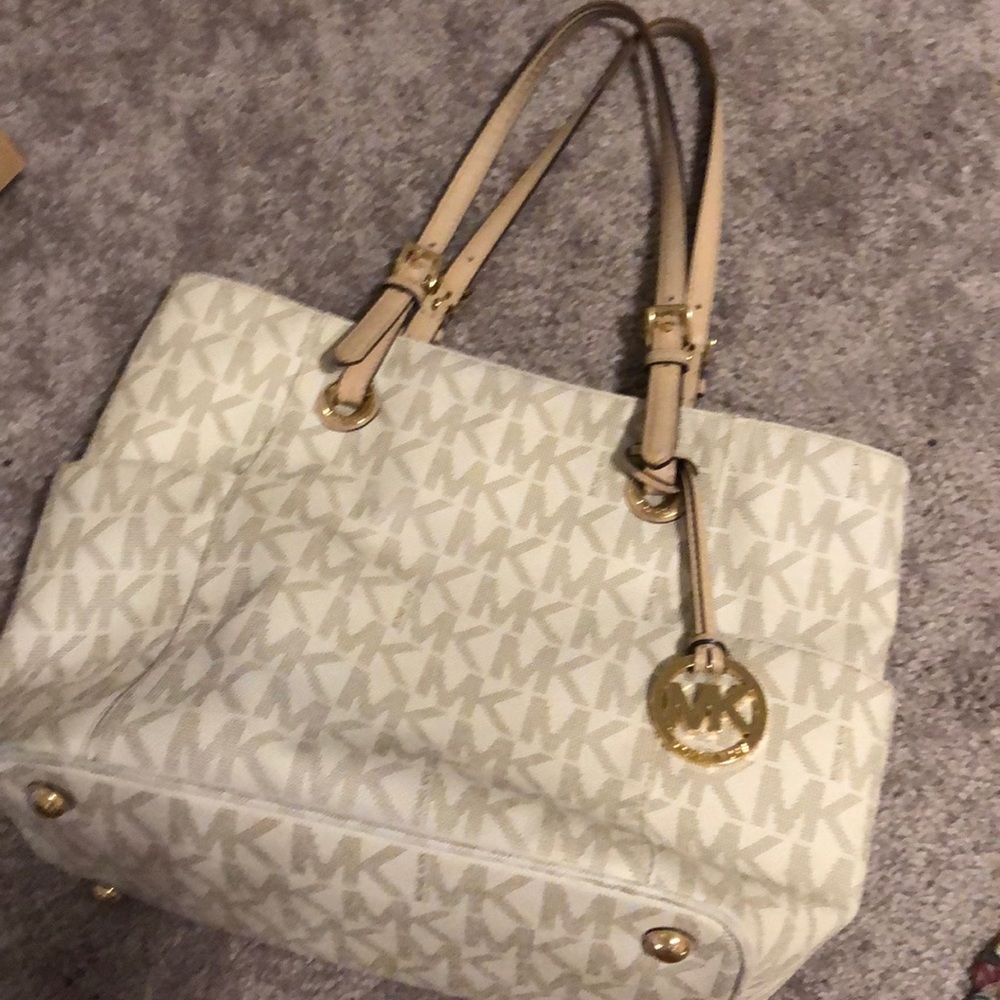 Michael kor ’s medium sized purse